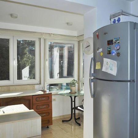 Chic City Retreat - Stylish Apartment In Bllok, 티라나 외부 사진