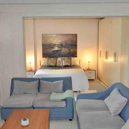 Chic City Retreat - Stylish Apartment In Bllok, 티라나 외부 사진
