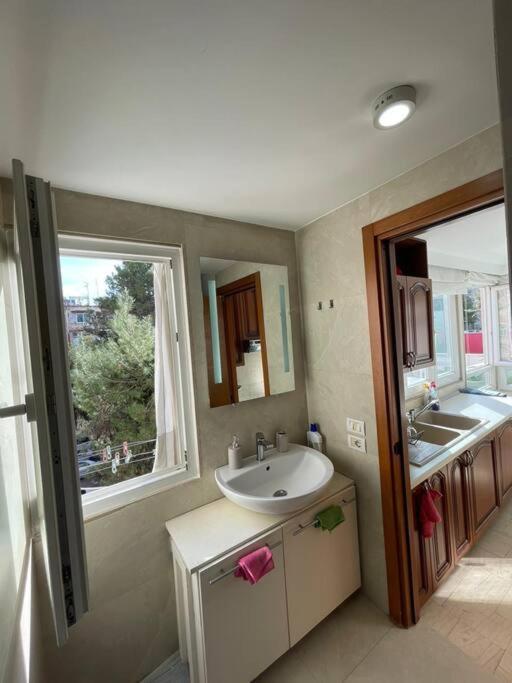 Chic City Retreat - Stylish Apartment In Bllok, 티라나 외부 사진