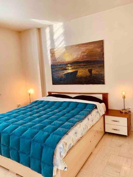Chic City Retreat - Stylish Apartment In Bllok, 티라나 외부 사진