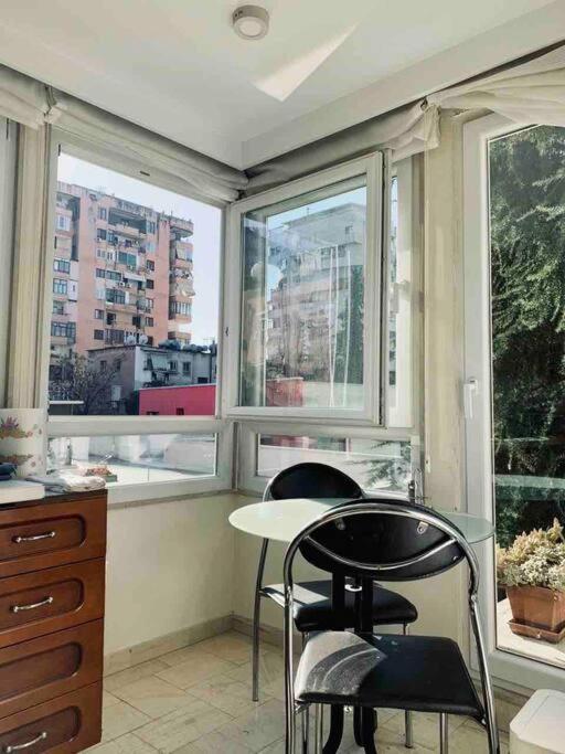 Chic City Retreat - Stylish Apartment In Bllok, 티라나 외부 사진