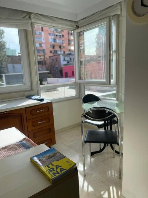 Chic City Retreat - Stylish Apartment In Bllok, 티라나 외부 사진