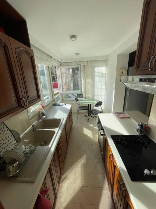 Chic City Retreat - Stylish Apartment In Bllok, 티라나 외부 사진