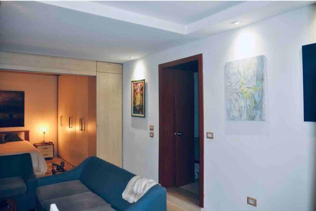 Chic City Retreat - Stylish Apartment In Bllok, 티라나 외부 사진