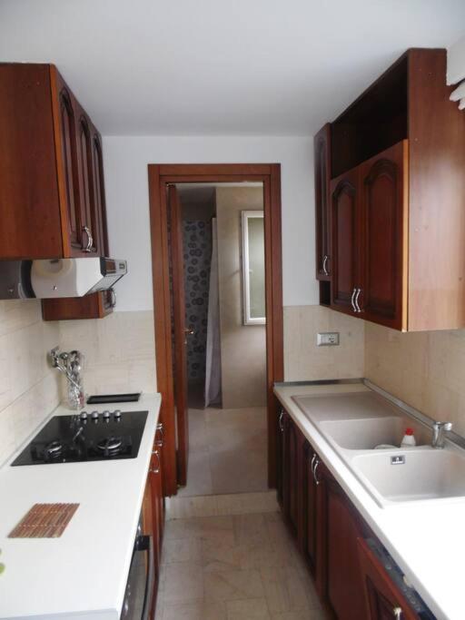 Chic City Retreat - Stylish Apartment In Bllok, 티라나 외부 사진