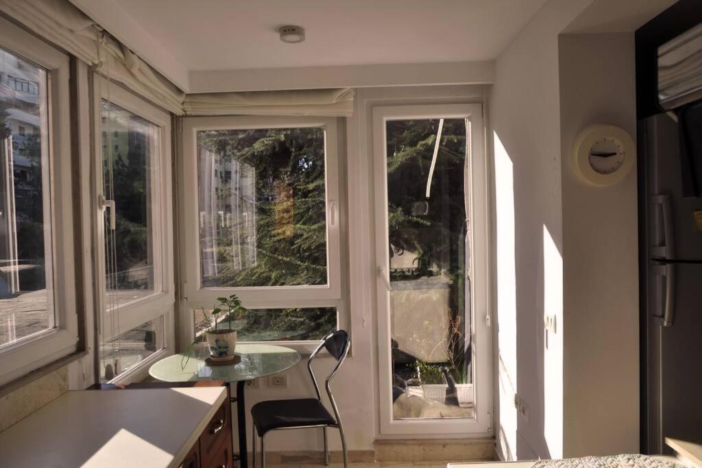 Chic City Retreat - Stylish Apartment In Bllok, 티라나 외부 사진