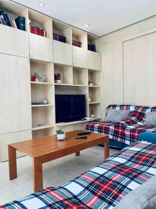 Chic City Retreat - Stylish Apartment In Bllok, 티라나 외부 사진