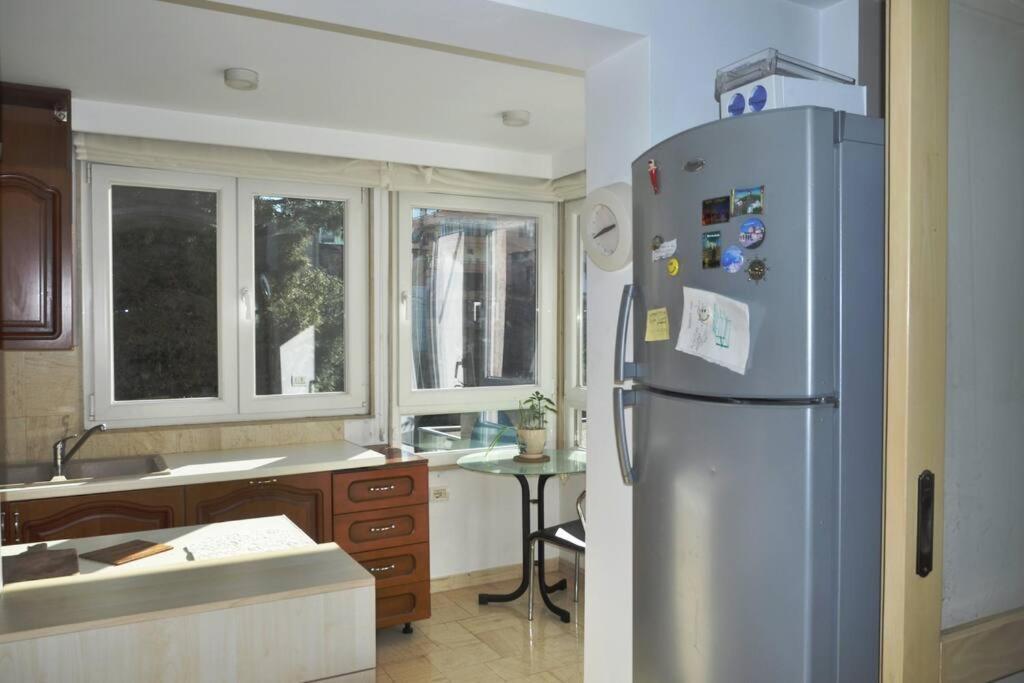 Chic City Retreat - Stylish Apartment In Bllok, 티라나 외부 사진