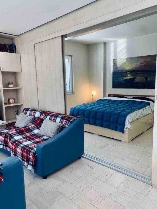 Chic City Retreat - Stylish Apartment In Bllok, 티라나 외부 사진